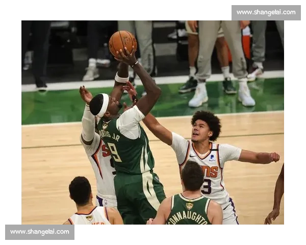 波蒂斯三年 4400 万续约雄鹿 超值合同锁死内线核心助字母冲冠