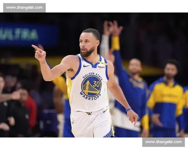 西决 G3 火箭 41 分溃败：哈登保罗哑火 + 19 失误 库里三节轰 35 分创纪录