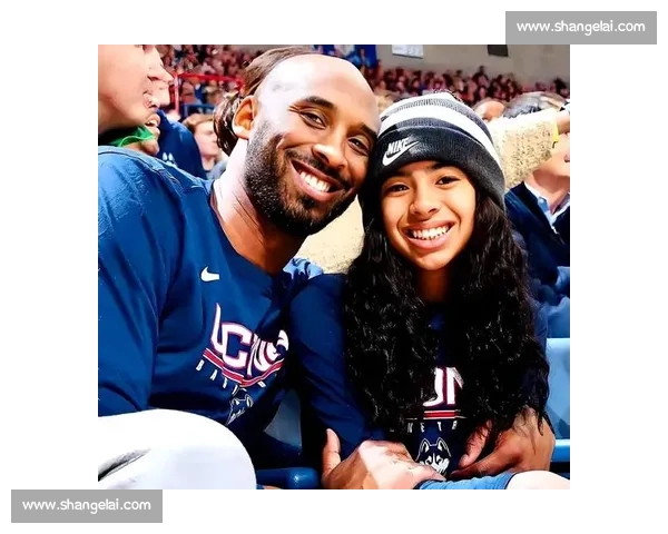 瓦妮莎晒科比旧照，三女儿公园同框，小女儿神似父亲